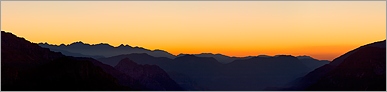 Aube au col de Bleine sur fond de montagnes en panoramique (Canon 10D + EF 100 macro)
