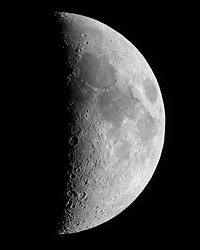 Croissant de Lune photographié avec un téléobjectif CANON EF 400mm F/D 5,6 L USM + CANON Extender 2X II + boitier CANON 50D (soit une focale réelle de 800mm) le tout sur un trépied photo et avec une télécommande.