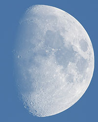 Quartier de Lune photographié en plein jour avec un téléobjectif CANON EF 400mm F/D 5,6 L USM + CANON Extender 2X II + Extender 1,4x II + boitier CANON 50D (soit une focale réelle de 1120mm) le tout sur un trépied photo et avec une télécommande.