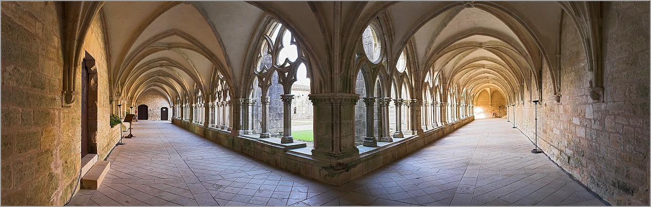Abbaye cistercienne de Noirlac - le Cloître - CHER 18 (CANON 5D + EF 24mm L F1,4 USM)