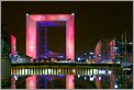 Grande Arche de la Défense illuminée avec des reflets dans la fontaine (CANON 20D + ef 17-40 L)