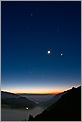 Lueurs de l'aube sur la montagne & de ciel étoilé avec un rapporchement entre la Lune et Vénus (CANON 10D + EF 17/40 L)