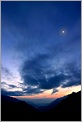Lueurs de l'aube derrière les montagnes avec un rappochement entre la Lune et Vénus (CANON 10D + EF 17/40 L)