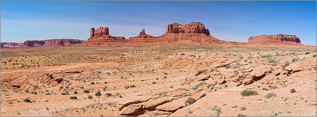 Monument Valley (Navajo Tribal Park) "Castle Butte, Big Indian, Sentinel Mesa" en vue panomarique réalisée avec CANON 5D + EF 50mm F1,4