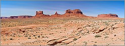 Monument Valley (Navajo Tribal Park) "Castle Butte, Big Indian, Sentinel Mesa" en vue panomarique réalisée avec CANON 5D + EF 50mm F1,4