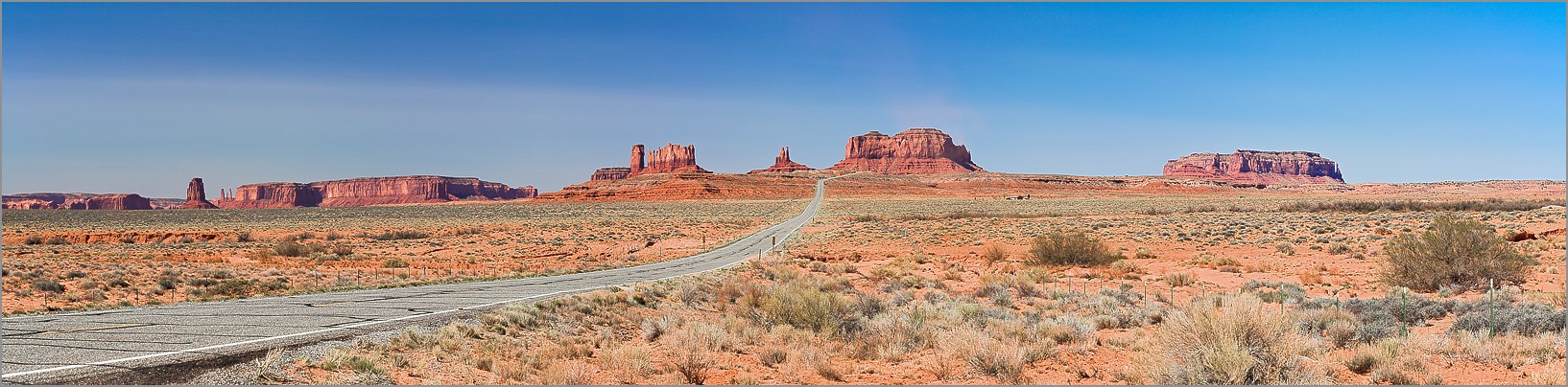 Monument Valley (Navajo Tribal Park) Eagle Mesa, Sentinel Mesa & the Big Indian Castle Butte en vue panomarique réalisée avec CANON 5D + EF 100 macro F2,8