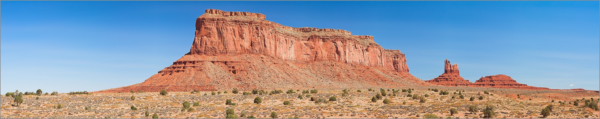 Monument Valley - Navajo Tribal Park - Eagle Mesa, the Setting Hen en vue panomarique réalisée avec CANON 5D + EF 100 macro F2,8