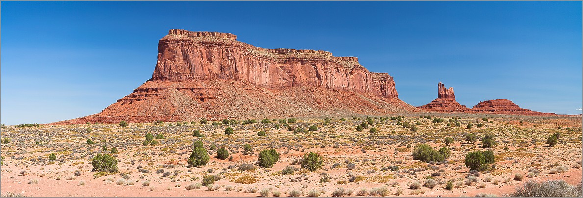 Monument Valley - Navajo Tribal Park - Eagle Mesa, the Setting Hen en vue panomarique réalisée avec CANON 5D + EF 100 macro F2,8