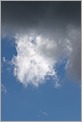 Opposition entre les nuages sur fond de ciel bleu (CANON 10D)