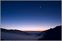 Paysage de montagne à l'aube avec un rapprochement entre la Lune et Vénus (CANON 10D + EF 17-40 L)