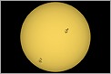 Soleil en entier avec des groupes de taches à sa surface (CANON 10D + MTO 1000mm)