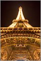 Tour Eiffel & graphisme la nuit (CANON 20D + EF 17-40 L)