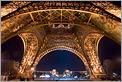 Aux pieds de la tour Eiffel la nuit (CANON 20D + EF 17-40 L)